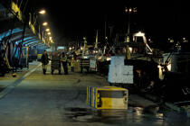 Activité nocturne à la criée de Lorient © Philip Plisson / Plisson La Trinité / AA04033 - Nos reportages photos - Lorient