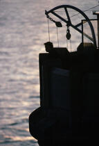 Le gardien de phare de Kéréon observant le couché de soleil © Philip Plisson / Plisson La Trinité / AA04037 - Nos reportages photos - Signalisation maritime