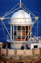 Le gardien de phare dans la lanterne de Kéréon © Philip Plisson / Plisson La Trinité / AA04038 - Nos reportages photos - Signalisation maritime