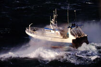 Chalutier dans du gros temps © Philip Plisson / Plisson La Trinité / AA04042 - Photo Galleries - Local fishing in small boats