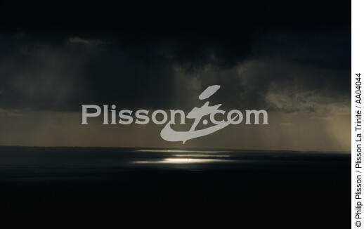 trouée de lumière à travers un ciel de grain . - © Philip Plisson / Plisson La Trinité / AA04044 - Photo Galleries - Stormy sky