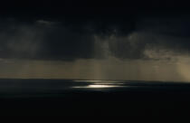 trouée de lumière à travers un ciel de grain . © Philip Plisson / Plisson La Trinité / AA04044 - Nos reportages photos - Morbihan [Golfe du]