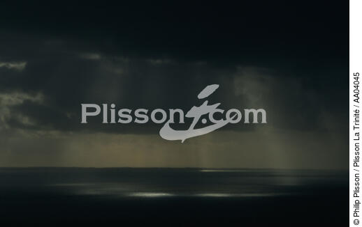 Lumière à travers un ciel de grain. - © Philip Plisson / Plisson La Trinité / AA04045 - Photo Galleries - Cloud-break