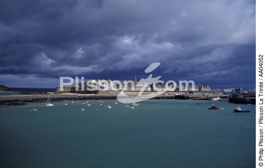 St-Malo sous un ciel de grain. - © Philip Plisson / Plisson La Trinité / AA04052 - Nos reportages photos - Côte d'Emeraude [la]