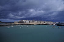 St-Malo sous un ciel de grain. © Philip Plisson / Plisson La Trinité / AA04052 - Photo Galleries - Emerald Coast [The]