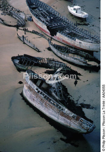 Epave de thonnier à Etel. - © Philip Plisson / Plisson La Trinité / AA04055 - Photo Galleries - Boat