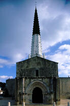 L'église d'Ars en Ré, sur l'île de Ré.. © Philip Plisson / Plisson La Trinité / AA04092 - Nos reportages photos - Monument religieux