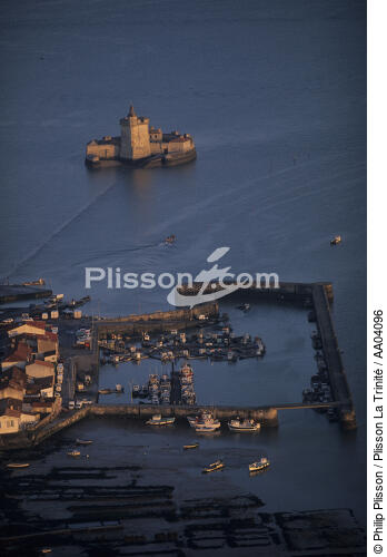 Fort Louvois devant Oléron. - © Philip Plisson / Plisson La Trinité / AA04096 - Nos reportages photos - La Seudre