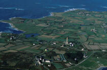 Vue aérienne du phare de l'île de Batz. © Philip Plisson / Plisson La Trinité / AA04103 - Photo Galleries - Island [29]