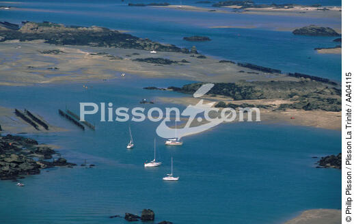 Bateaux au mouillage. - © Philip Plisson / Plisson La Trinité / AA04115 - Nos reportages photos - Normandie