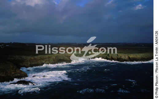 Côte sauvage à Groix. - © Philip Plisson / Plisson La Trinité / AA04126 - Photo Galleries - Grey sky