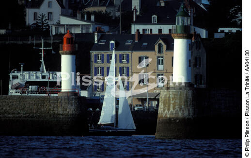 Sailboat entering the harbor of Port-Tudy. - © Philip Plisson / Plisson La Trinité / AA04130 - Photo Galleries - Morbihan