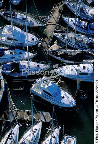 De nombreux dégats dans le port de la Rochelle après la tempête de décembre 99 - © Philip Plisson / Plisson La Trinité / AA04194 - Photo Galleries - Poitou-Charentes