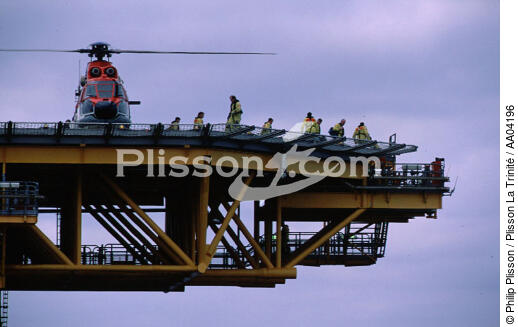 Hélicoptère sur une plateforme pétrolière. - © Philip Plisson / Plisson La Trinité / AA04196 - Nos reportages photos - Activité terrestre