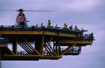 Hélicoptère sur une plateforme pétrolière. © Philip Plisson / Plisson La Trinité / AA04196 - Nos reportages photos - Transport aérien