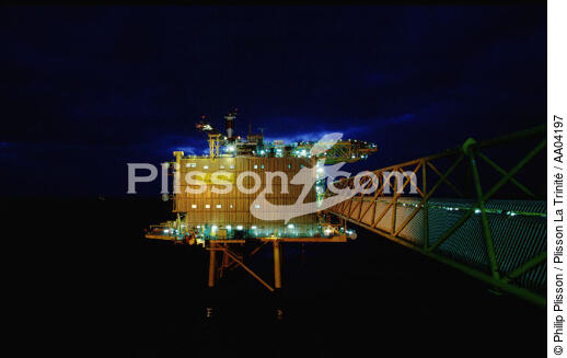 Plateforme pétrolière de nuit. - © Philip Plisson / Plisson La Trinité / AA04197 - Photo Galleries - Oil rig