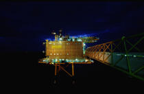 Plateforme pétrolière de nuit. © Philip Plisson / Plisson La Trinité / AA04197 - Nos reportages photos - Moment de la journée