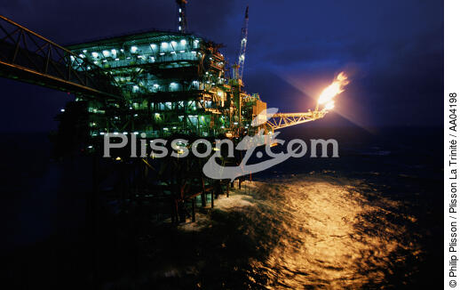 Plateforme pétrolière de nuit, en Ecosse. - © Philip Plisson / Plisson La Trinité / AA04198 - Photo Galleries - Oil rig