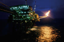 Plateforme pétrolière de nuit, en Ecosse. © Philip Plisson / Plisson La Trinité / AA04198 - Photo Galleries - Night