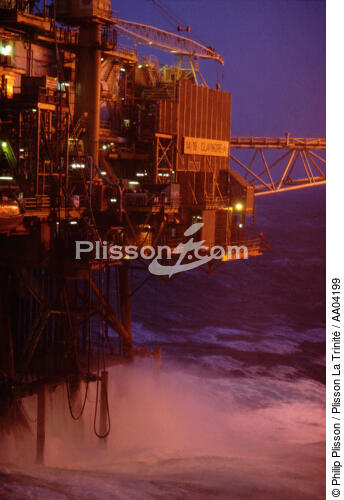 plateforme pétrolière. - © Philip Plisson / Plisson La Trinité / AA04199 - Photo Galleries - Oil rig