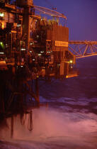 plateforme pétrolière. © Philip Plisson / Plisson La Trinité / AA04199 - Nos reportages photos - Mer agitée