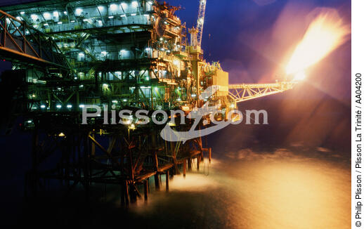 Plateforme pétrolière. - © Philip Plisson / Plisson La Trinité / AA04200 - Photo Galleries - Oil rig