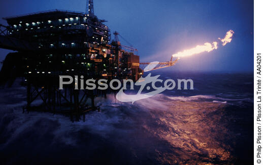 Plateforme pétrolière. - © Philip Plisson / Plisson La Trinité / AA04201 - Nos reportages photos - Plateforme pétrolière