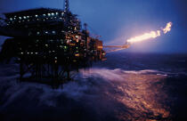 Plateforme pétrolière. © Philip Plisson / Plisson La Trinité / AA04201 - Nos reportages photos - Ecosse