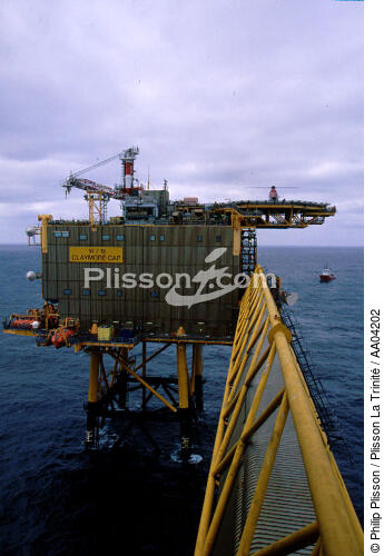 Plateforme pétrolière. - © Philip Plisson / Plisson La Trinité / AA04202 - Photo Galleries - Oil rig