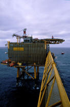 Plateforme pétrolière. © Philip Plisson / Plisson La Trinité / AA04202 - Nos reportages photos - Ecosse