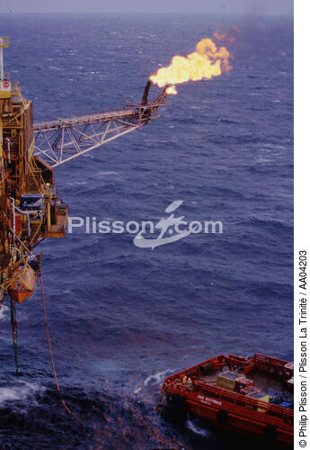 Plateforme pétrolière. - © Philip Plisson / Plisson La Trinité / AA04203 - Nos reportages photos - Industrie pétrolière