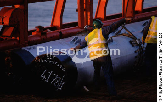 Homme travaillant sur une plateforme pétrolilère. - © Philip Plisson / Plisson La Trinité / AA04208 - Photo Galleries - Oil rig