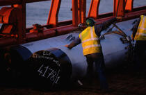 Homme travaillant sur une plateforme pétrolilère. © Philip Plisson / Plisson La Trinité / AA04208 - Nos reportages photos - Plateforme pétrolière