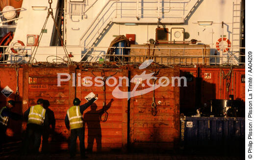 Hommes travaillant sur une plateforme pétrolière. - © Philip Plisson / Plisson La Trinité / AA04209 - Nos reportages photos - Plateforme pétrolière
