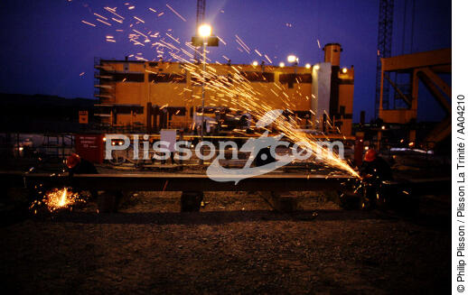 Plateforme pétrolière de nuit. - © Philip Plisson / Plisson La Trinité / AA04210 - Photo Galleries - Scotland