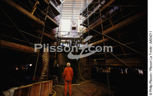 Homme sur plateforme pétrolière. - © Philip Plisson / Plisson La Trinité / AA04211 - Photo Galleries - Oil rig
