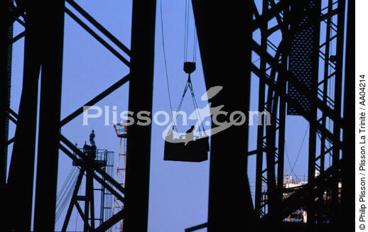 Plateforme pétrolière. - © Philip Plisson / Plisson La Trinité / AA04214 - Nos reportages photos - Plateforme pétrolière