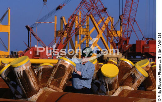 Homme au travail. - © Philip Plisson / Plisson La Trinité / AA04215 - Nos reportages photos - Plateforme pétrolière