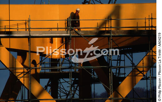 Homme sur une plateforme pétrolière. - © Philip Plisson / Plisson La Trinité / AA04219 - Photo Galleries - Oil rig
