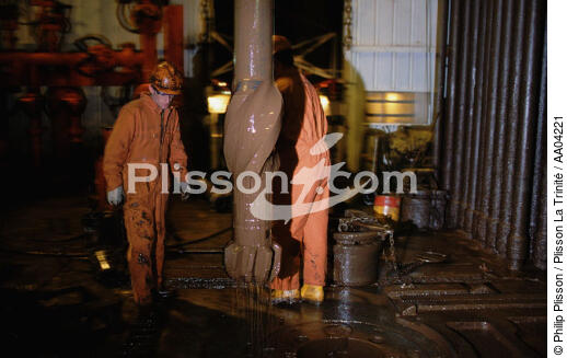 Hommes travaillant sur une plateforme pétrolière. - © Philip Plisson / Plisson La Trinité / AA04221 - Nos reportages photos - Plateforme pétrolière