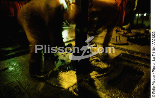 Hommes travaillant sur une plateforme pétrolière. - © Philip Plisson / Plisson La Trinité / AA04222 - Nos reportages photos - Industrie pétrolière
