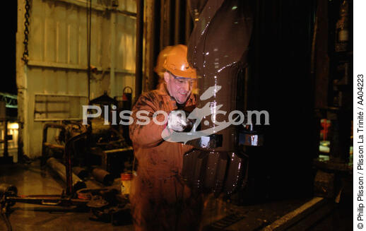 Homme au travail sur une plateforme pétrolière. - © Philip Plisson / Plisson La Trinité / AA04223 - Photo Galleries - Oil rig