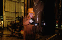 Homme au travail sur une plateforme pétrolière. © Philip Plisson / Plisson La Trinité / AA04223 - Nos reportages photos - Plateforme pétrolière