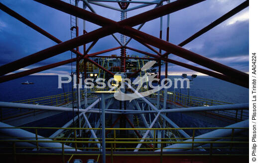 Plateforme de nuit. - © Philip Plisson / Plisson La Trinité / AA04224 - Nos reportages photos - Industrie pétrolière