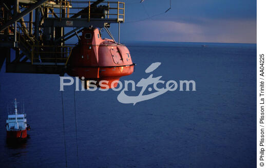 Plateforme pétrolière. - © Philip Plisson / Plisson La Trinité / AA04225 - Photo Galleries - Oil rig