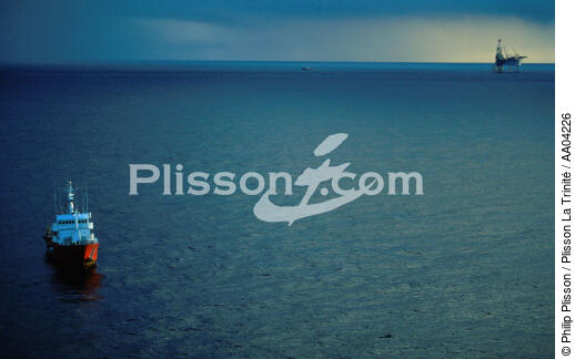 Bateau devant une plateforme pétrolière. - © Philip Plisson / Plisson La Trinité / AA04226 - Photo Galleries - Oil rig