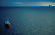 Bateau devant une plateforme pétrolière. © Philip Plisson / Plisson La Trinité / AA04226 - Photo Galleries - Boat
