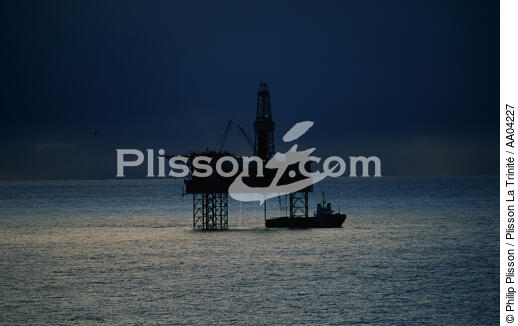 Plateforme de nuit. - © Philip Plisson / Plisson La Trinité / AA04227 - Nos reportages photos - Plateforme pétrolière