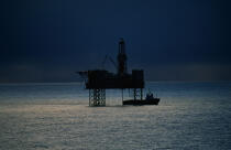 Plateforme de nuit. © Philip Plisson / Plisson La Trinité / AA04227 - Nos reportages photos - Industrie pétrolière