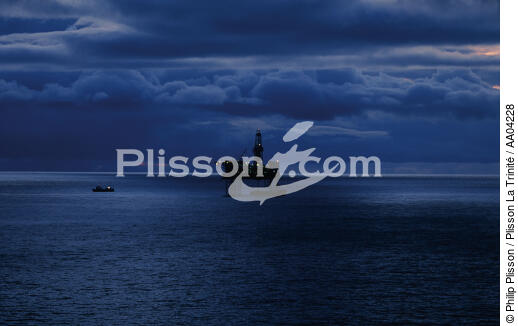 Plateforme de nuit. - © Philip Plisson / Plisson La Trinité / AA04228 - Photo Galleries - Oil rig